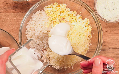 Приготовьте начинку. Смешайте мясо, яйца, сыр и рис. Добавьте соль по вкусу и сметану, перемешайте.