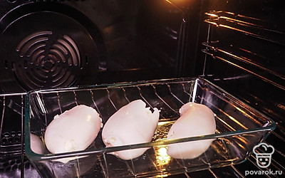 Нафаршируйте кальмаров и запеките их в духовке. Каждую тушку кальмара плотно начините начинкой при помощи ложки. Возьмите форму для выпекания и смажьте ее растительным маслом. Выложите фаршированные кальмары в форму. Натрите сыр крупной теркой. Посыпьте сыром кальмаров и поставьте в разогретую до 180 градусов духовку на 15 минут.