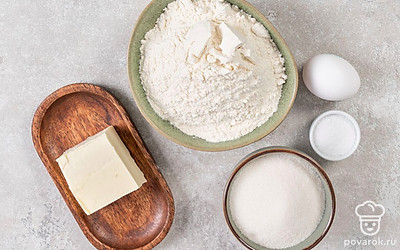 Просейте муку при помощи сита. Вымойте куриное яйцо вымойте. Подготовьте миксер, форму для печенья, пищевую пленку, пергаментную бумагу и противень.