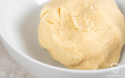 Нарежьте масло кубиками, переложите в миску и оставьте размягчиться на 30 минут. Добавьте к нему сахар и хорошо взбейте миксером. Затем разбейте яйцо к маслу с сахаром и хорошо перемешайте. Добавьте в готовую смесь муку и соль, снова перемешайте.