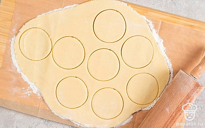 Накройте тесто пленкой и уберите в холодильник на 1 час. Затем раскатайте тесто в тонкий пласт. С помощью формочки вырежьте из него печенье.
