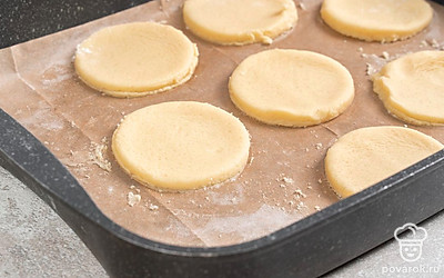 Разогрейте духовку до 170°C. Застелите противень пергаментом, а сверху выложите заготовки из теста. Уберите противень в холодильник на 5-10 минут, а затем сразу поместите его в духовку. Готовьте десерт около 10-15 минут.