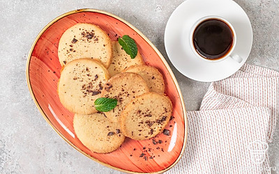 Подавайте печенье с чашкой чая или кофе.