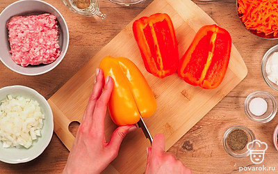 Промойте мясо и пропустите через мясорубку. Вымойте овощи, очистите лук и морковь, извлеките семена из перца. Проварите рис в течение 5 минут. Натрите морковь на терке, мелко нарежьте луковицу и шампиньоны. Если перцы крупные, разрежьте их пополам.