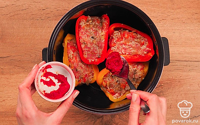 Нафаршируйте перцы и приготовьте их в мультиварке. Перцы начините фаршем и поставьте их в чашу мультиварки. Добавьте томатную пасту и залейте чашу до половины кипяченой водой. Выберите режим "Тушение" на 45 минут.