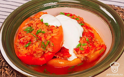 Готовые перцы подавайте со сметаной.