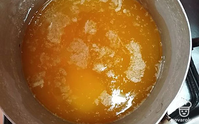 Растопить маргарин, добавить в него кефир, соль, разрыхлитель или соду. 