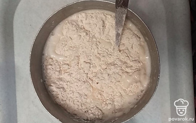Затем всыпать муку и замесить мягкое тесто. 
