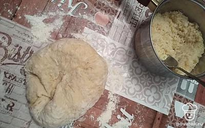 Пока тесто отдыхает, готовим приготовить начинку. Растопить сливочное масло, добавить сразу в горячее муку, а затем 1,5 стакана сахара. Быстро замесить. 