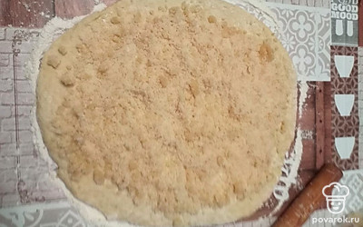 Раскатать тесто, выложить начинку. Скатать рулетом, опять раскатать. 