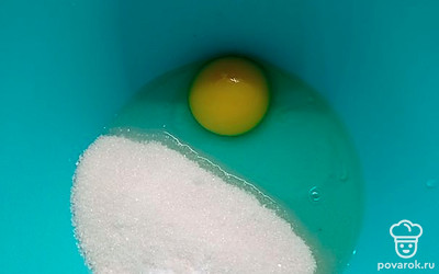 В чашу кладем яйцо, сахар, ванилин.