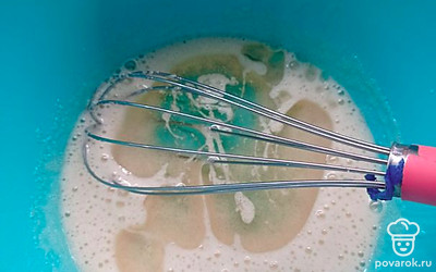 Добавляем растительное масло, взбиваем.
