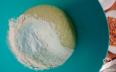 В готовую массу добавляем постепенно муку с разрыхлителем.