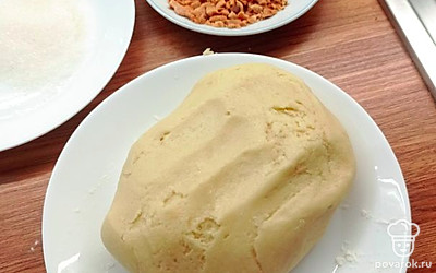 Замешиваем мягкое тесто.