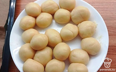 Из готового теста катаем шарики размером с грецкий орех.