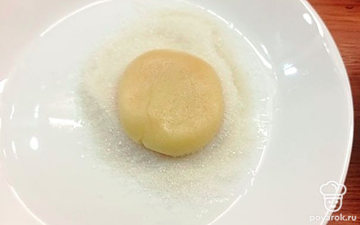 Из шариков делаем небольшие лепешки окунаем в сахар и орех.