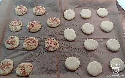 Заготовки выкладываем на противень застеленный пергаментом, выпекаем при 180 градусах 10-12 минут.