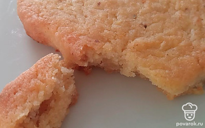 Печенье подаем с молоком или чаем. 