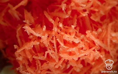 Морковь натираем на мелкой терке. 