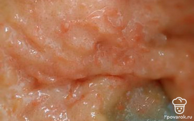 Масло комнатной температуры смешиваем с сахаром и морковью. 