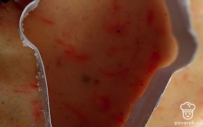 Тесто раскатываем не тонко. Вырезаем печенье по форме. 