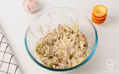 В глубокую тарелку выложите сливочный сыр, измельченные шпроты, соленые огурцы и чеснок. Хорошо перемешайте, чтобы вкус каждого ингредиента был равномерно распределен по всей массе начинки.