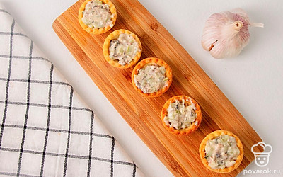 Разложите приготовленную начинку в каждую тарталетку - до краев или с небольшой горкой.