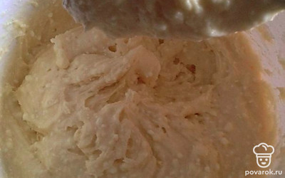 Смешиваем желтки и сахар, добавляем к ним сливочное масло. К полученной массе добавляем сметану, белки (взбитые с солью до пены), соду гашеную уксусом. Постепенно добавляя муку, замешиваем не крутое тесто.