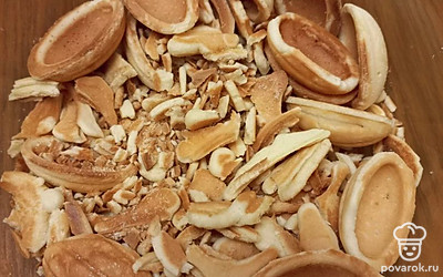 Разогреваем орешницу, можно смазать небольшим количеством масла формы. И выпекаем наши орешки. Когда орешки остынут, начинаем обрезать все лишнее с половинок.