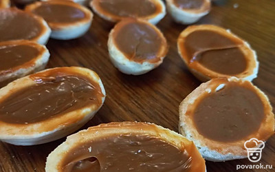 Начинаем начинять наши орешки сгущенкой. Заполнив все половинки вареной сгущенкой, аккуратно соединяем их между собой. Готово! Вкуснейший десерт готов к употреблению.