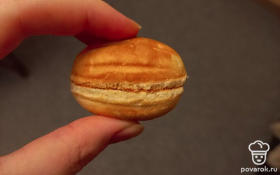 Иногда внутрь орешка добавляют настоящий орех. Идеально подойдут для этого грецкие орехи. Приятного аппетита!