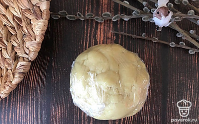 Тесто завернуть в пленку и убрать в холодильник на 30 минут.