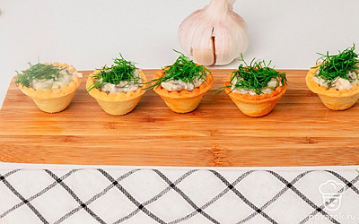 Представьте, что каждая тарталетка - это необитаемый остров. Посадите на него пальму из петрушки, а также разбросайте кокосы из черного перца горошком. Ваши гости точно оценят необычную подачу этого блюда!