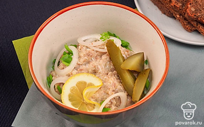 Форшмак с яблоком выложите в салатник, сформируйте ложкой красивую поверхность. Украсьте колечками репчатого лука, тонкими ломтиками лимона и маринованного огурца. По краю салатника можно посыпать мелко нарезанный зеленый лук. Хранить блюдо можно в холодильнике не более 2 суток.