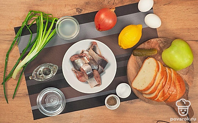 Удобно разложите все ингредиенты. Разделайте сельдь на филе. Отварите яйца, очистите их от скорлупы. Помойте яблоки и лимон. Подготовьте блендер.