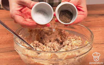 Смешайте продукты в блендере. Положите в блендер кусочки рыбы, нарезанное на кусочки яблоко, маринованный лук, размоченный батон, растительное масло. Измельчите все при помощи блендера. Натрите яйца на мелкой терке. Добавьте к рыбной массе, тщательно перемешайте. Посолите и поперчите. Уберите блюдо в холодильник на 1 час.