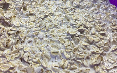 Полученную смесь оставить при комнатной температуре на 30 минут, чтобы схватилась. Выложить ложкой на противень небольшие порции смеси расстоянием 5 см друг от друга. Выпекать в разогретой до 200 градусов духовке 35 минут.