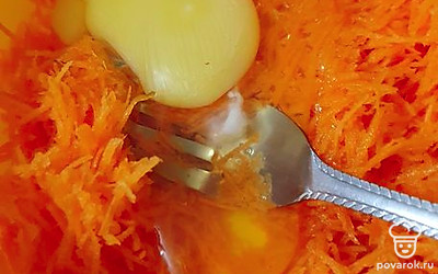 Натереть морковь на терке. Смешать с яйцом.