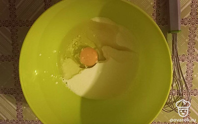 Смешиваем все ингредиенты, кроме муки, разрыхлителя и ванилина.