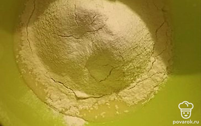 Добавляем просеянную муку, разрыхлитель и ванилин.