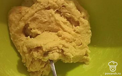 Замешиваем тесто.