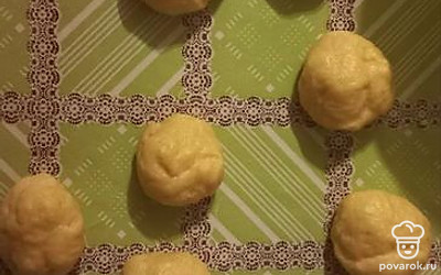 Формируем из смеси шарики.