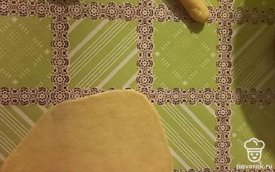 Раскатываем очень тонко, сворачиваем в колбаску и делаем «розочку».