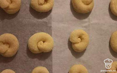 Обмакиваем одну сторону в сахаре, выкладываем на застеленный пергаментом противень и ставим выпекать при 180 градусах на 20-25 минут до золотистого цвета.