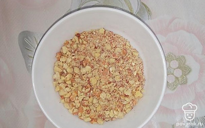 Орехи крупно порубить.