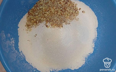 Смешать муку, сахар и орехи.