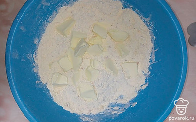 Добавить нарезанное кубиками масло, все перемешать.