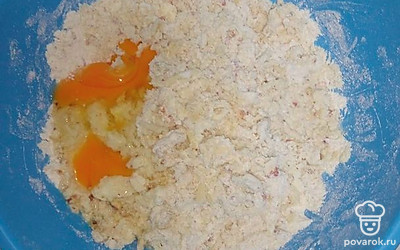 Влить в тесто молоко, яйцо, замесить.