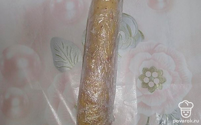 Скатать колбаску, завернуть в пленку. Поместить в холодильник на час.