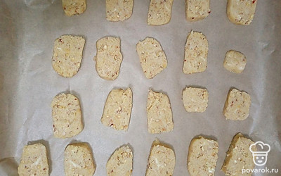 Нарезать колбаску. Кусочки выложить на пергамент и отправить в разогретую до 190 градусов духовку на минут 15.